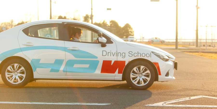 自動車学校の教習風景