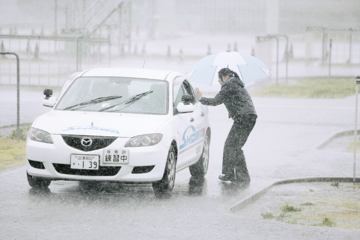 雨の中の教習